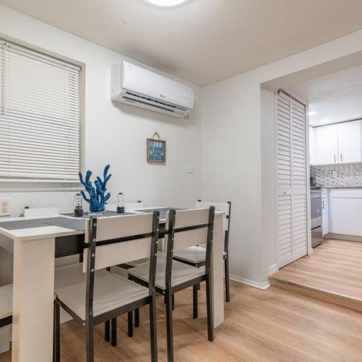 Lovely 2 Bedrooms, Steps Away From The Beach. 브레이든턴비치 외부 사진