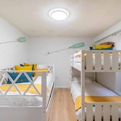 Lovely 2 Bedrooms, Steps Away From The Beach. 브레이든턴비치 외부 사진