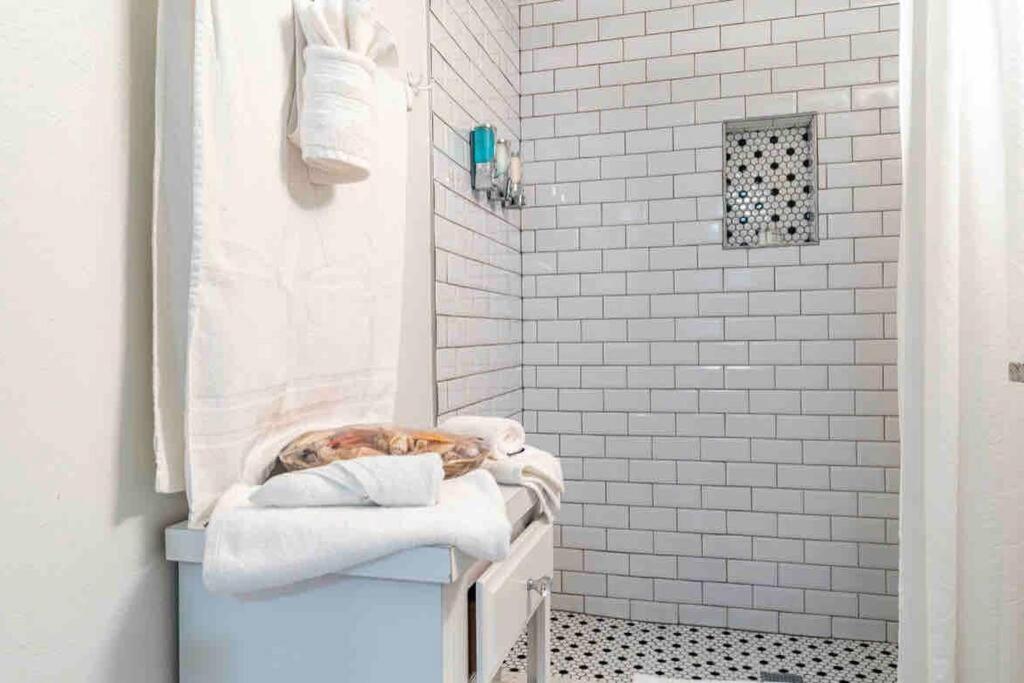 Lovely 2 Bedrooms, Steps Away From The Beach. 브레이든턴비치 외부 사진