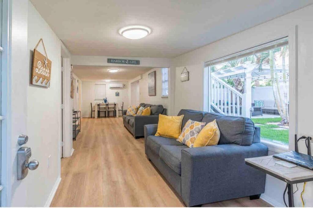 Lovely 2 Bedrooms, Steps Away From The Beach. 브레이든턴비치 외부 사진