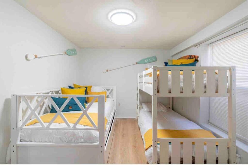 Lovely 2 Bedrooms, Steps Away From The Beach. 브레이든턴비치 외부 사진