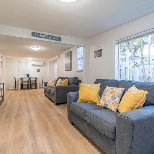 Lovely 2 Bedrooms, Steps Away From The Beach. 브레이든턴비치 외부 사진