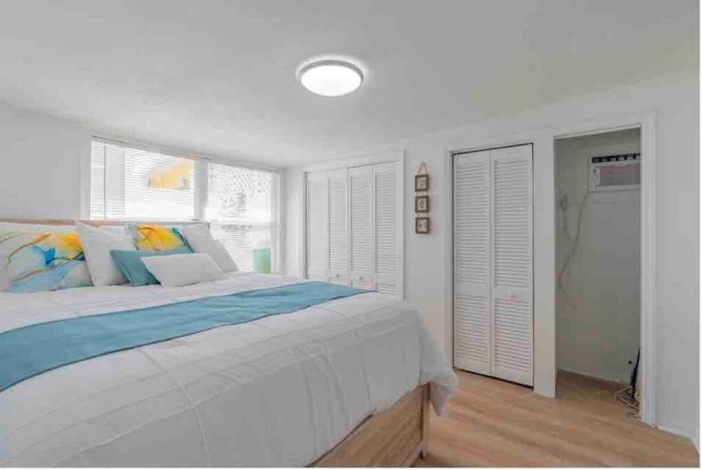 Lovely 2 Bedrooms, Steps Away From The Beach. 브레이든턴비치 외부 사진