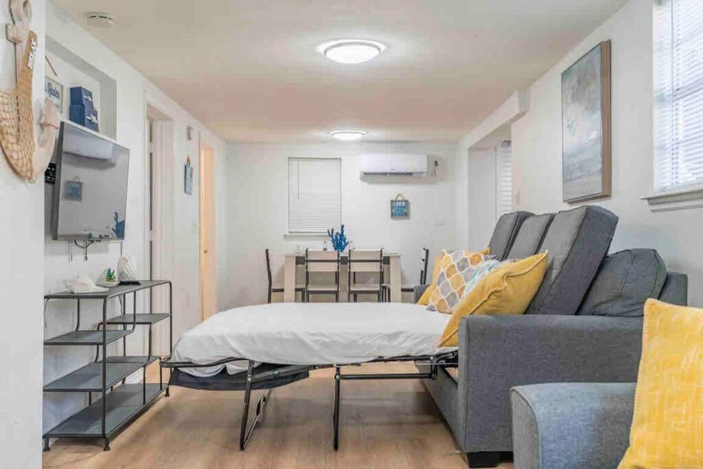Lovely 2 Bedrooms, Steps Away From The Beach. 브레이든턴비치 외부 사진