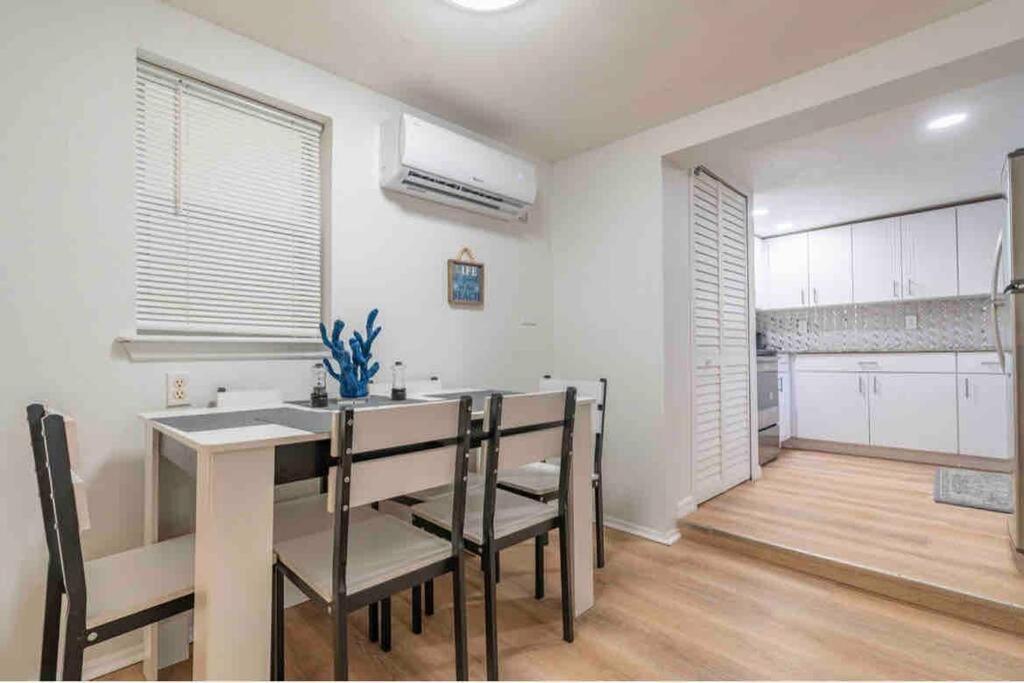 Lovely 2 Bedrooms, Steps Away From The Beach. 브레이든턴비치 외부 사진