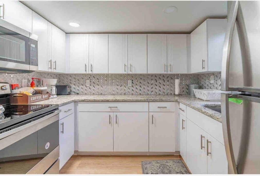 Lovely 2 Bedrooms, Steps Away From The Beach. 브레이든턴비치 외부 사진