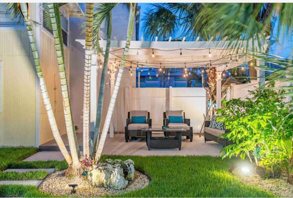 Lovely 2 Bedrooms, Steps Away From The Beach. 브레이든턴비치 외부 사진