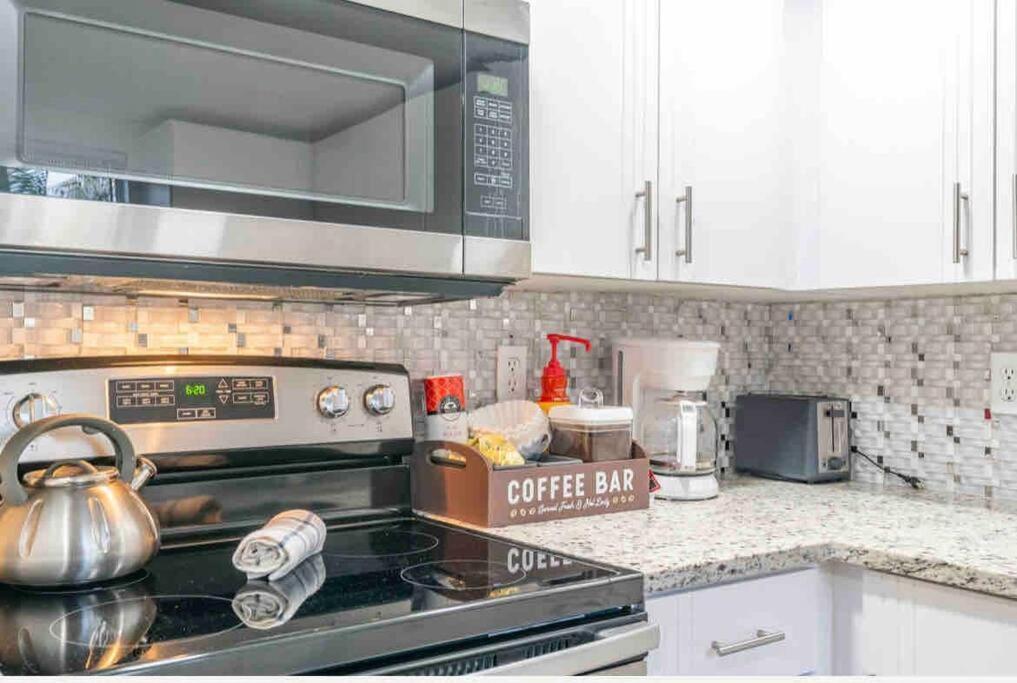 Lovely 2 Bedrooms, Steps Away From The Beach. 브레이든턴비치 외부 사진